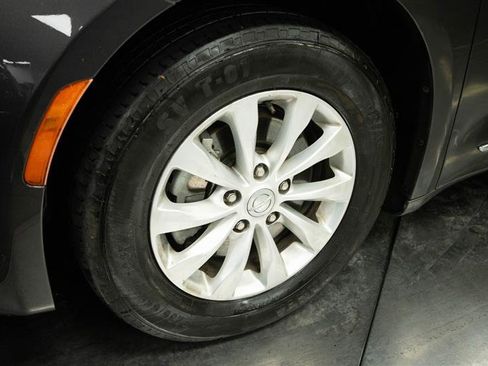 Used 2019 Chrysler Pacifica Touring-L image 4