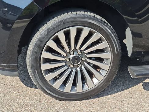 Used 2018 Lincoln Navigator Reserve AWD/4WD image 14