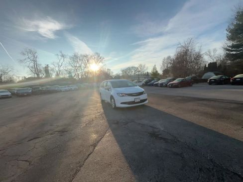 Used 2023 Chrysler Voyager LX image 15