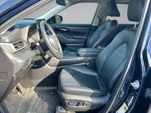 Used 2024 Toyota Highlander XLE FWD image 11