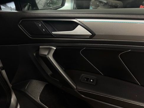 Used 2022 Volkswagen Tiguan SE R-Line image 17