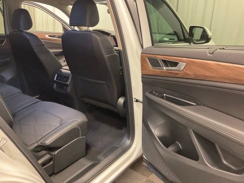 Used 2025 Volkswagen Atlas SE image 26