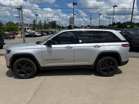 Used 2023 Jeep Grand Cherokee Altitude AWD/4WD image 9