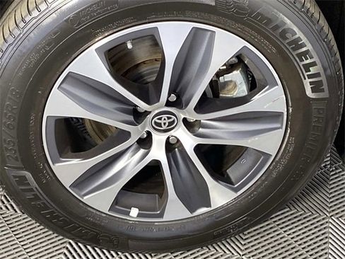 Used 2023 Toyota Highlander XLE image 32