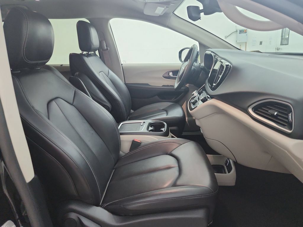 Certified 2024 Chrysler Pacifica Touring-L FWD image 37