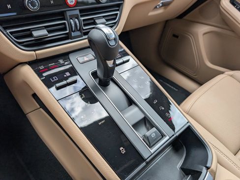 Certified 2025 Porsche Macan image 17