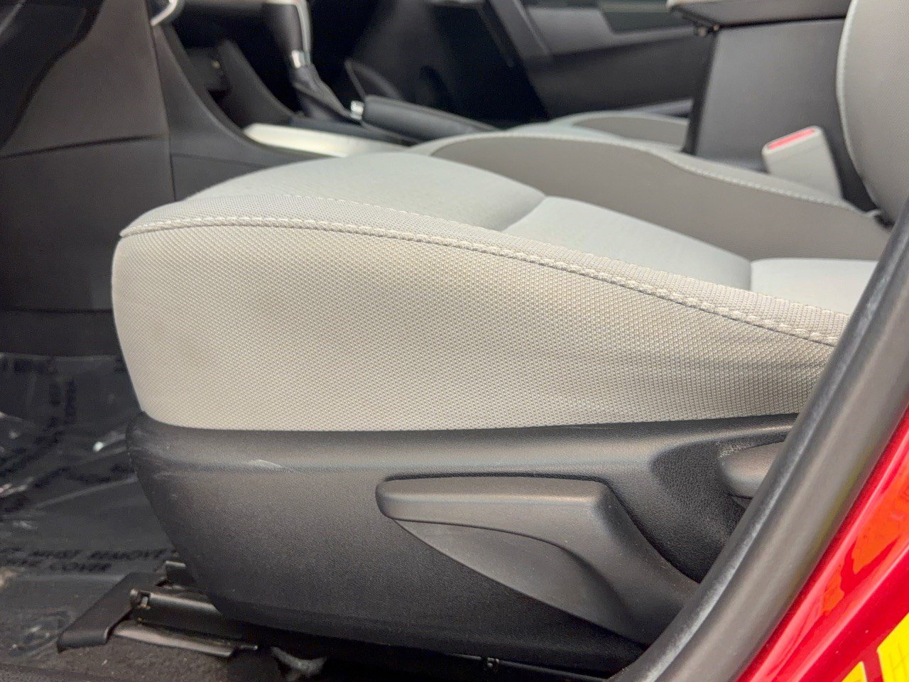 Used 2018 Toyota Corolla LE w/ Carpet Mat Package (TMS) FWD image 16