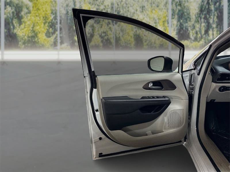 Used 2023 Chrysler Voyager LX FWD image 20