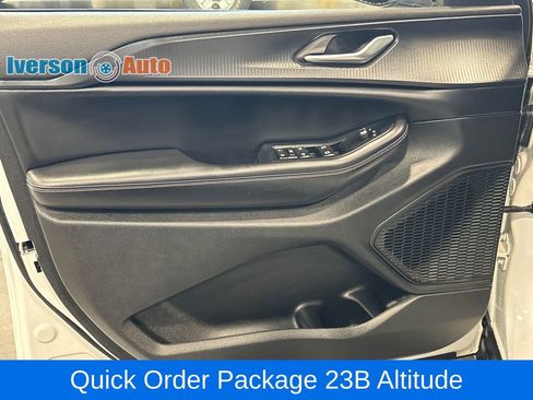 Used 2023 Jeep Grand Cherokee Altitude AWD/4WD image 16