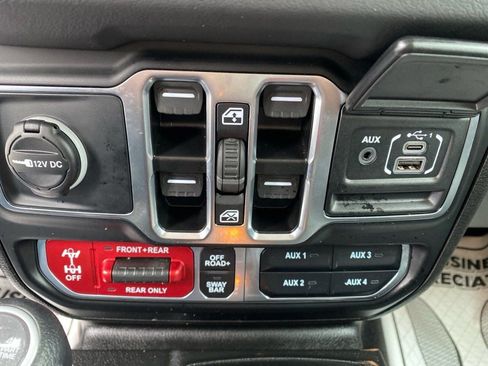 Used 2025 Jeep Wrangler Rubicon w/ Convenience Group image 13