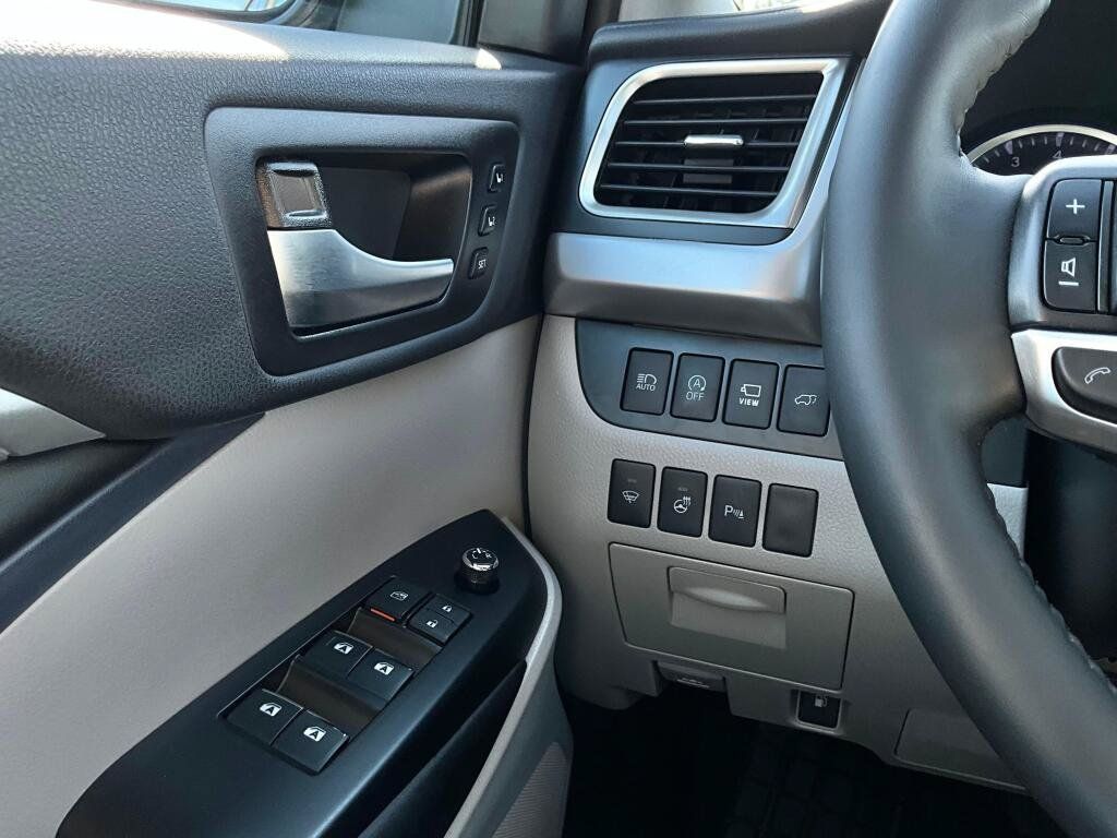 Used 2019 Toyota Highlander Limited Platinum AWD/4WD image 25