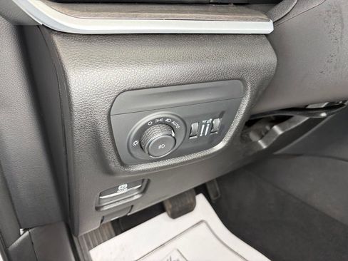 Used 2024 Jeep Grand Cherokee Limited w/ Black Appearance Package image 14