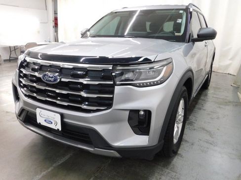 Used 2025 Ford Explorer Active w/ Active Comfort Package image 8