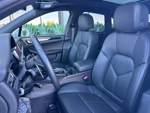 Certified 2026 Porsche Macan AWD/4WD image 5