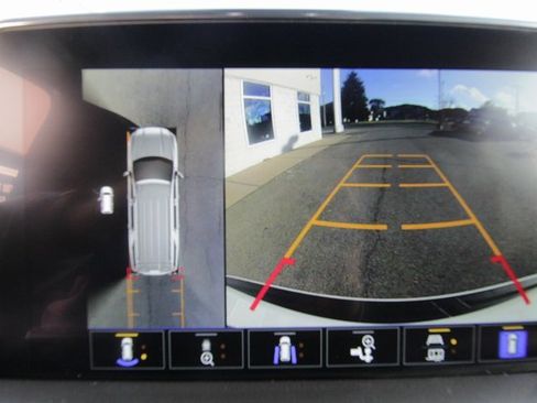 Used 2023 GMC Yukon XL AT4 w/ Technology Package image 32