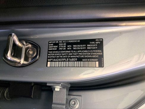 Certified 2023 Porsche Macan AWD/4WD image 36