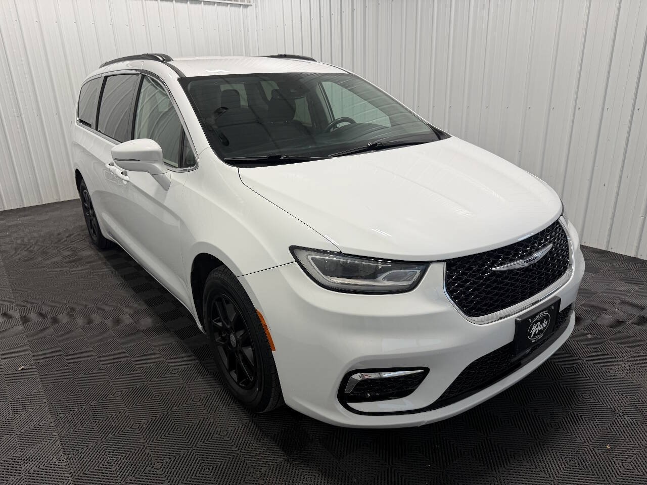 Used 2022 Chrysler Pacifica Touring-L FWD image 3