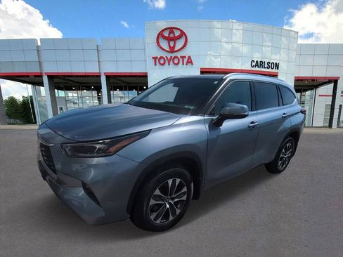 Used 2021 Toyota Highlander XLE AWD/4WD image 2