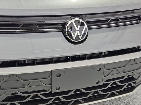 Certified 2025 Volkswagen Taos SE FWD image 10