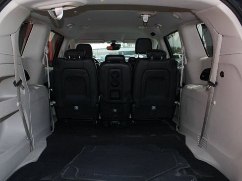 Used 2017 Chrysler Pacifica Touring-L Plus w/ Advanced Safetytec Group FWD image 4