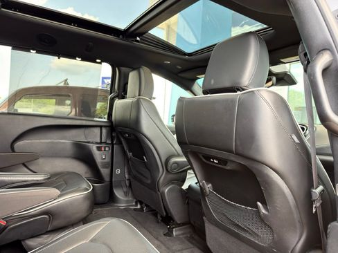 Used 2025 Chrysler Pacifica Limited FWD image 27