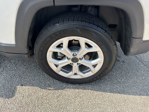 Used 2025 Jeep Compass Latitude image 19