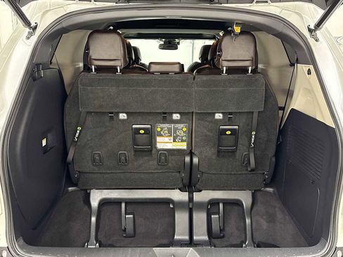 Certified 2021 Toyota Sienna Platinum image 29