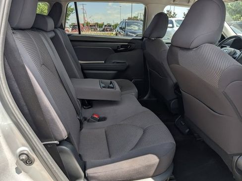 Used 2024 Toyota Highlander LE AWD/4WD image 31