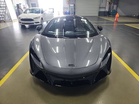Used 2023 McLaren Artura RWD image 4