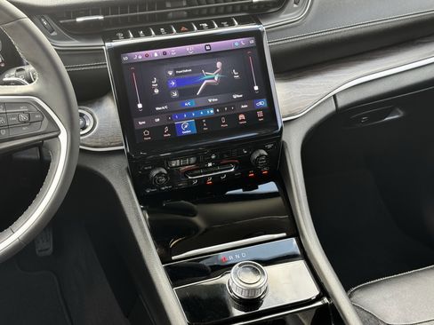 Used 2023 Jeep Grand Cherokee Limited w/ Black Appearance Package image 18