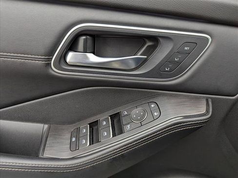 Used 2025 Nissan Rogue Platinum image 10