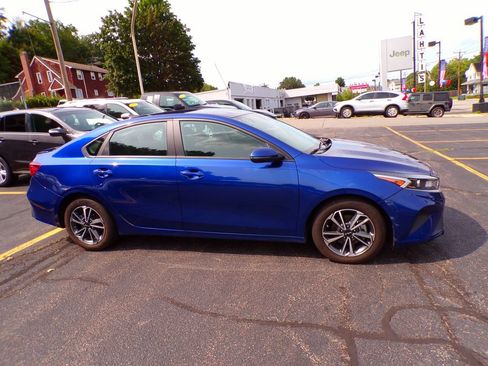 Used 2023 Kia Forte LXS w/ LXS Technology Package FWD image 4