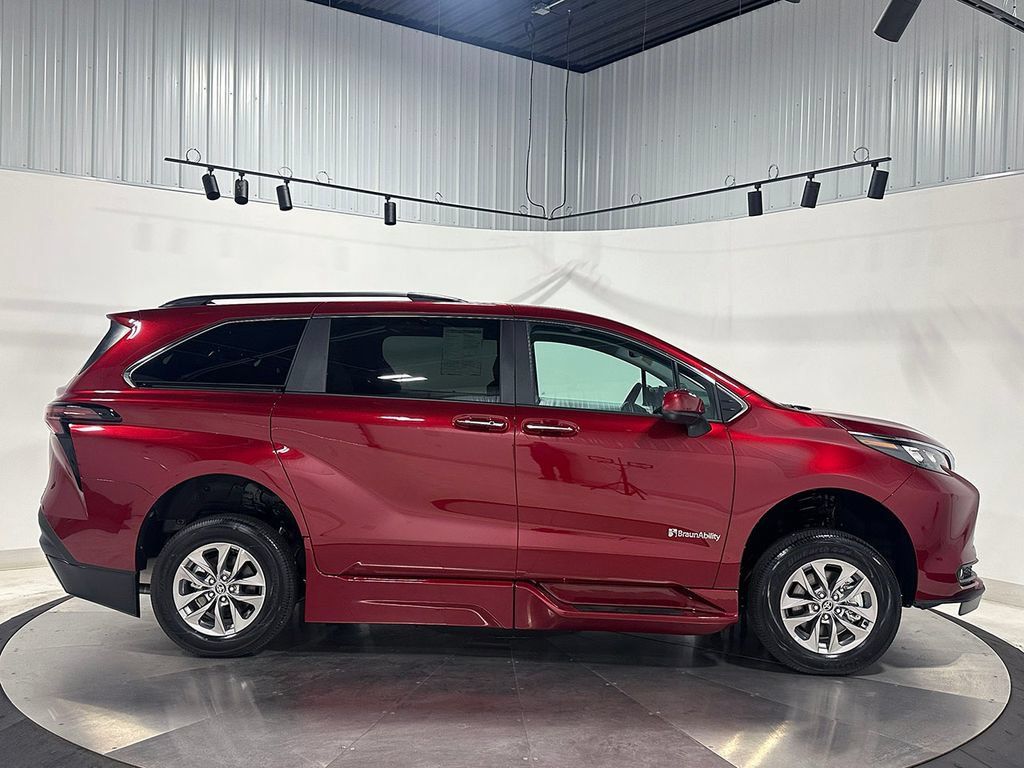 Used 2026 Toyota Sienna XLE FWD image 4