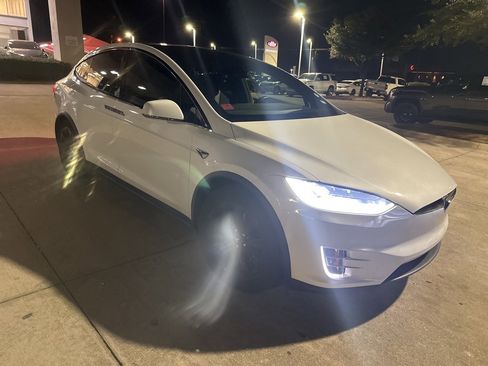 Used 2018 Tesla Model X 75D image 3