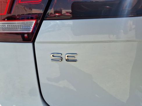 Used 2023 Volkswagen Tiguan SE image 8