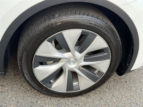 Used 2024 Tesla Model Y Long Range AWD/4WD image 19