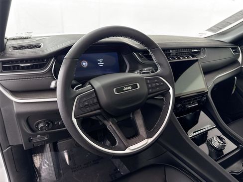 Used 2025 Jeep Grand Cherokee Limited image 4