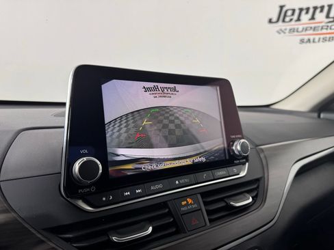 Used 2025 Nissan Altima 2.5 SV FWD image 3