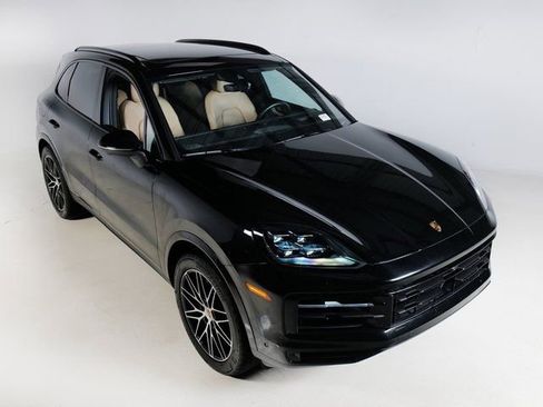 Used 2025 Porsche Cayenne image 28