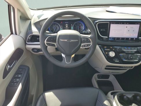Used 2024 Chrysler Pacifica Touring-L AWD/4WD image 20
