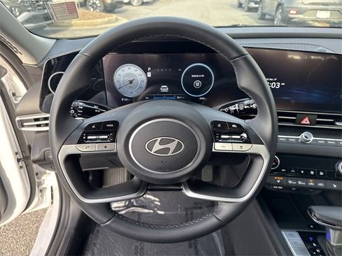 Certified 2025 Hyundai Elantra SEL image 23