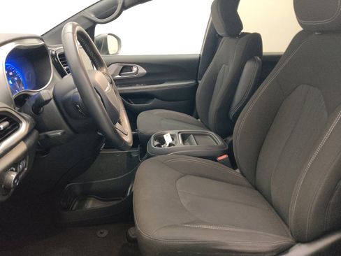 Used 2023 Chrysler Pacifica Touring FWD image 17