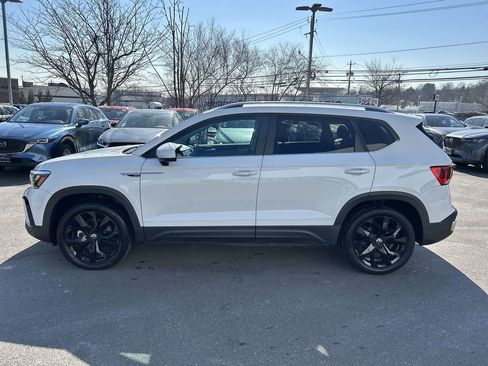 Used 2022 Volkswagen Taos SE w/ Panoramic Sunroof Package image 5