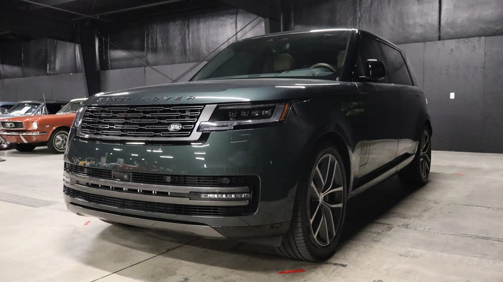 Used 2025 Land Rover Range Rover Long Wheelbase SE AWD/4WD image 4