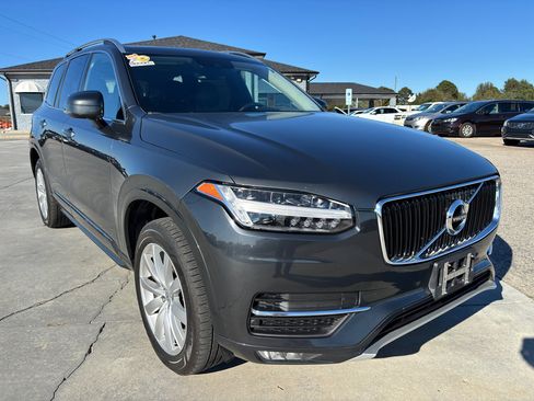 Used 2017 Volvo XC90 T6 Momentum image 2