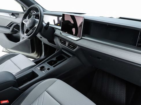 New 2026 Volkswagen Tiguan SE R-Line FWD image 33