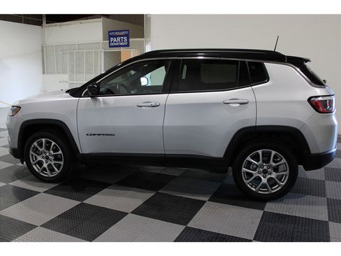 Used 2025 Jeep Compass Limited image 16
