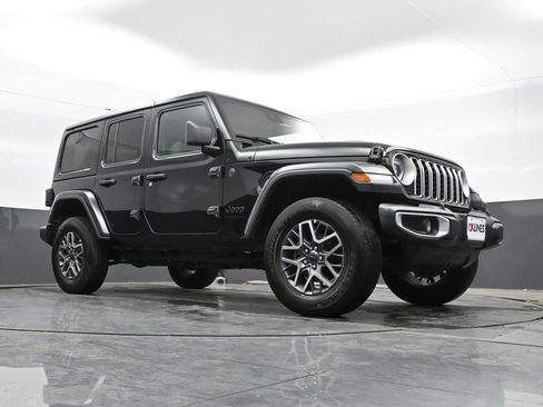Used 2025 Jeep Wrangler Unlimited Sahara AWD/4WD image 43