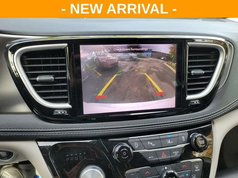 Used 2022 Chrysler Pacifica Touring-L AWD/4WD image 10
