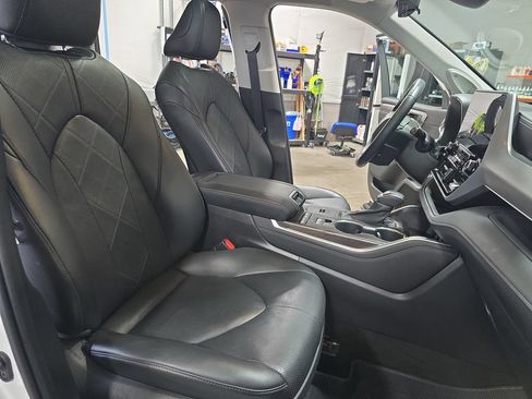 Used 2021 Toyota Highlander Platinum FWD image 10